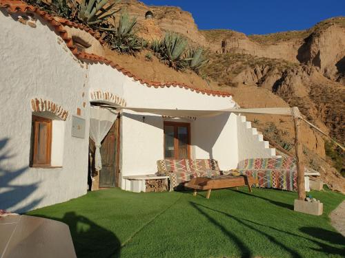 Creatively Designed Cavehouse with Jacuzzi - carbon neutral hotel in Unknown City
