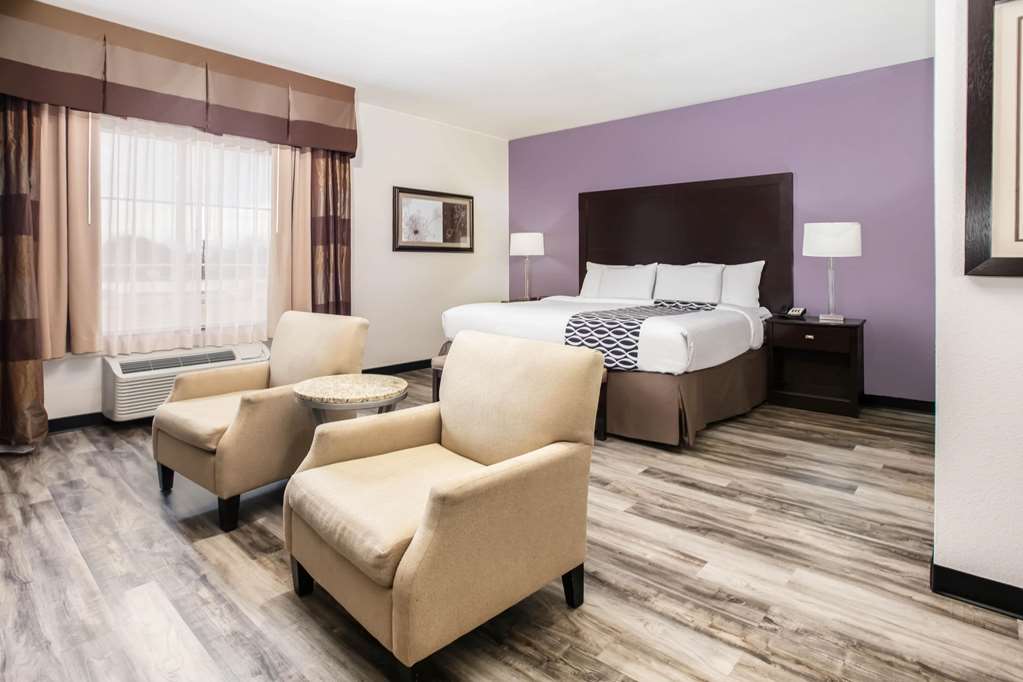 La Quinta Inn & Suites by Wyndham DFW Airport West Euless - photo 37