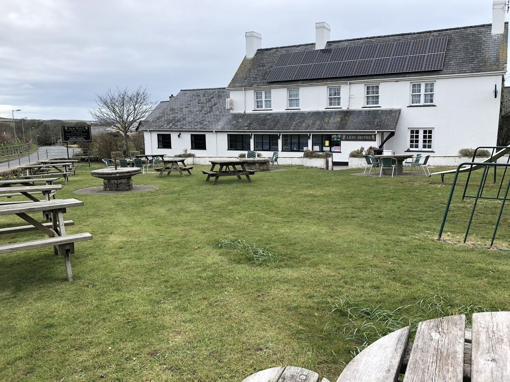 Lion Hotel — hotel in Pwllheli