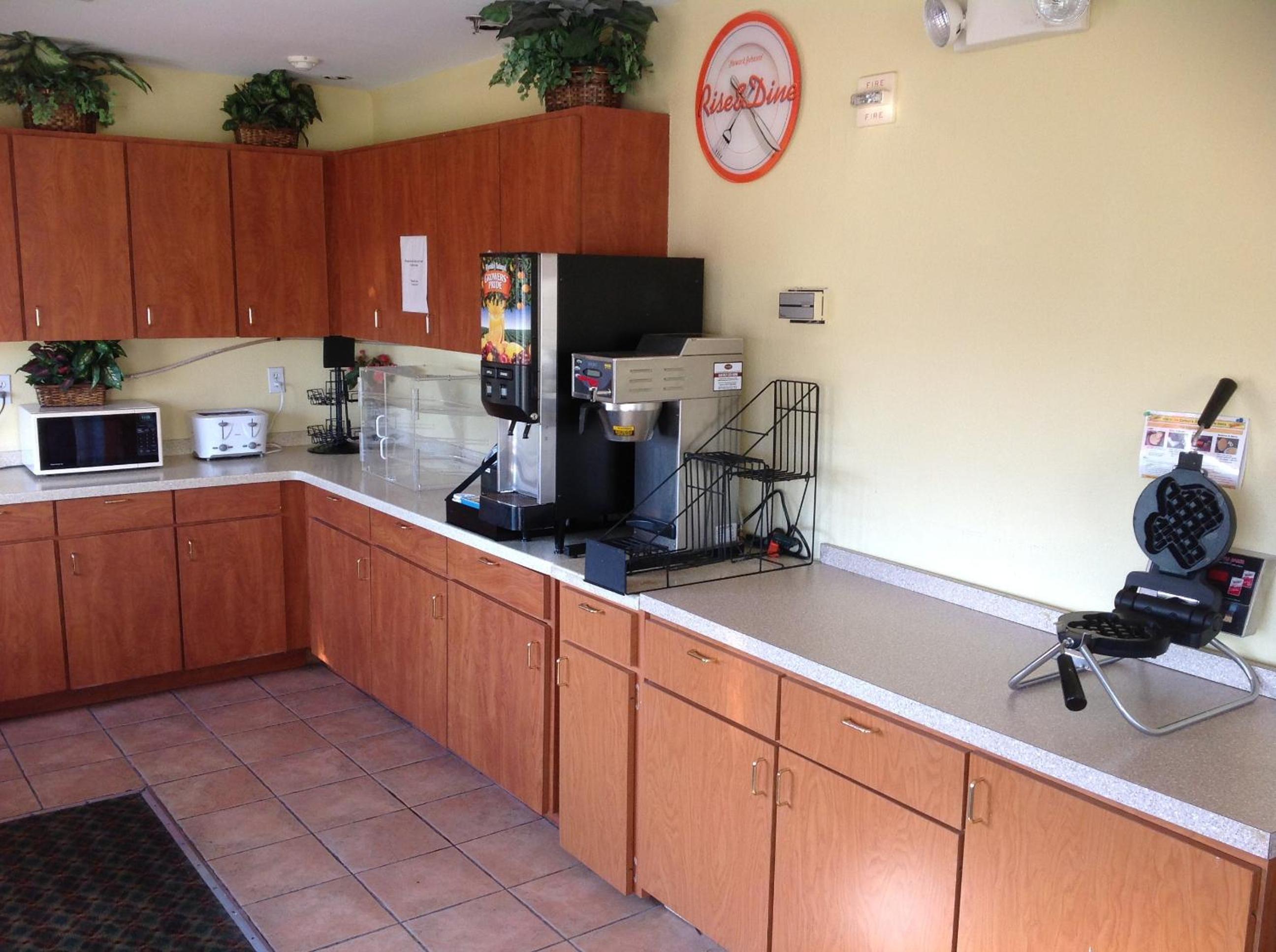 Howard Johnson by Wyndham Grand Prairie Near Lone Star Park - photo 31