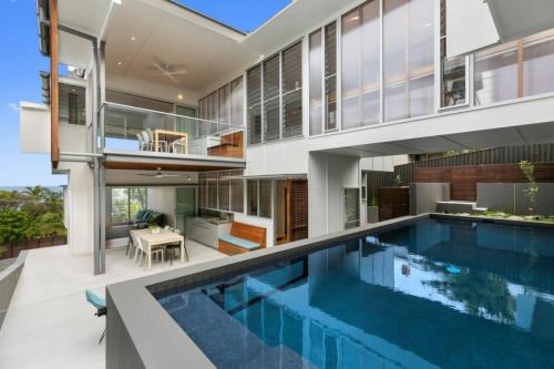 Seaview Tce Spectacular Home with Stunning Ocean and Headland Views — 4-Star Luxury Hotel in Sunshine Beach, Australia