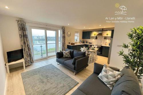 Ar Lan Y Mor Stunning 2 bed coastal apartment — 4-Star Luxury Hotel in Llanelli, United Kingdom
