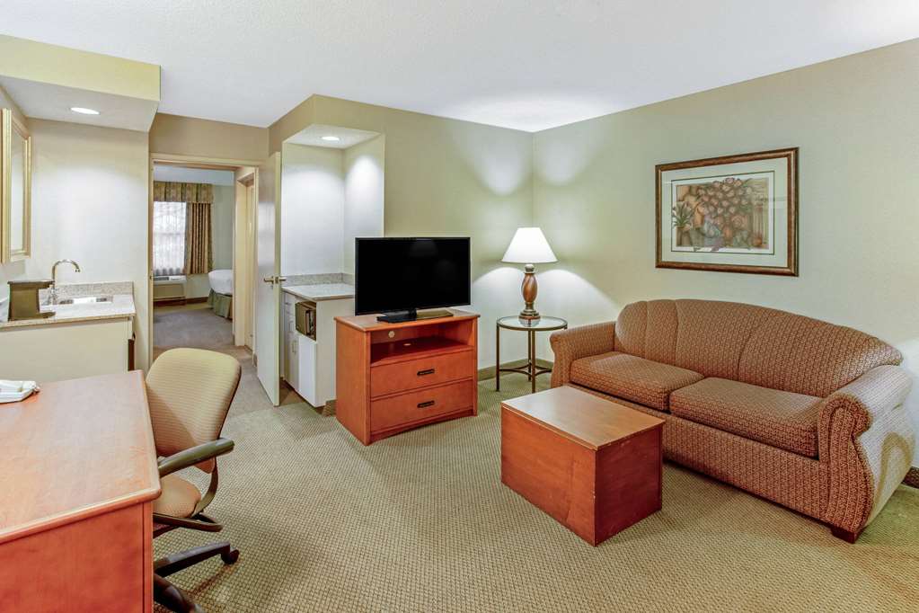 La Quinta Inn & Suites by Wyndham Appleton College Avenue - photo 15