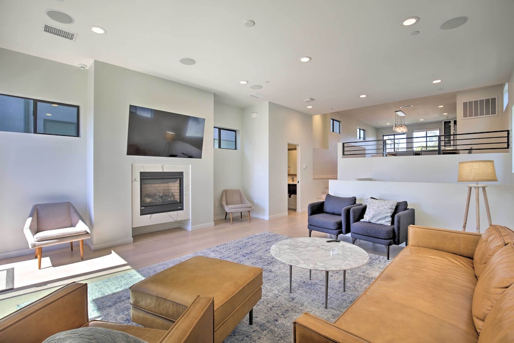 Chic San Diego Abode Rooftop Balcony and Bay Views in San Diego, United States