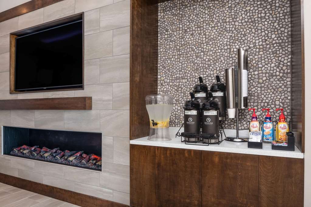 La Quinta Inn & Suites by Wyndham Greensboro Arpt High Point - photo 32