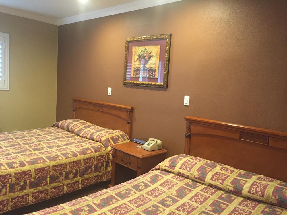 Beverly Inn - photo 17
