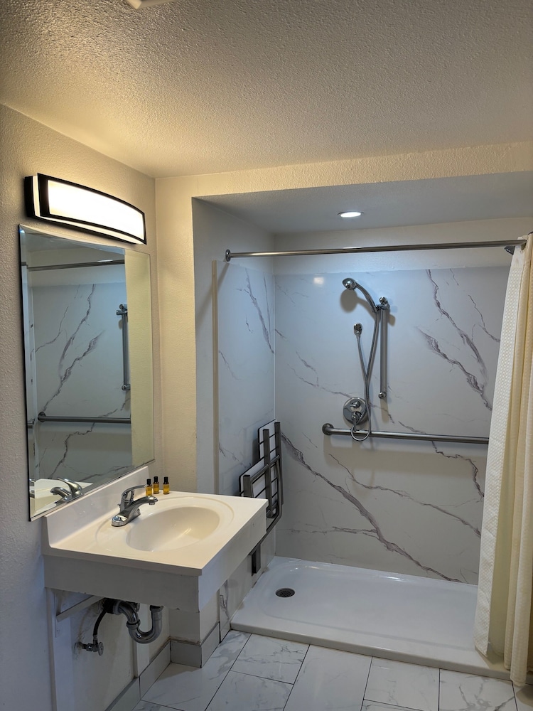 Monterey Fireplace Inn - photo 19