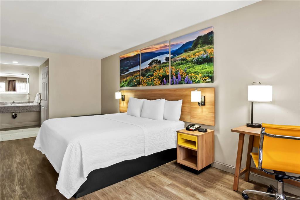 Days Inn by Wyndham Fontana Rialto - photo 29