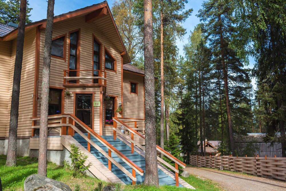 Denisov Mys Hotel — hotel in Essoyla
