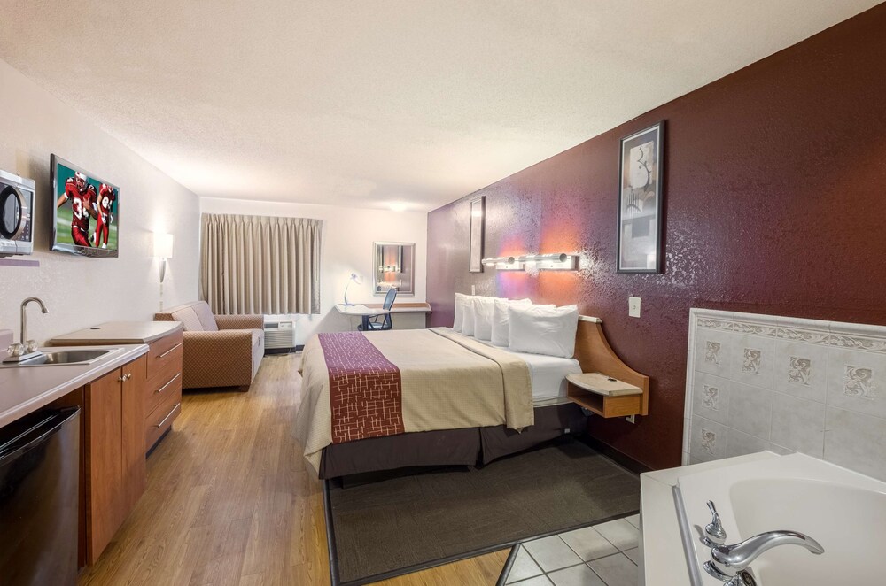 Red Roof Inn & Suites Savannah Gateway - photo 11