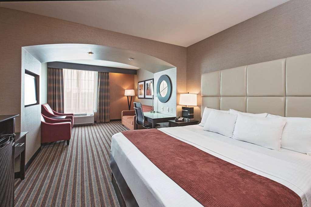 La Quinta Inn & Suites by Wyndham Harrisburg Hershey - photo 13