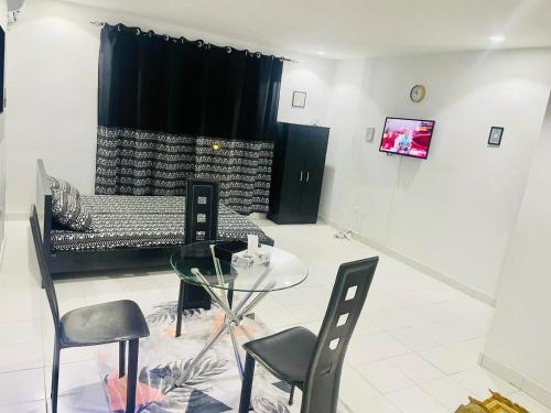 Agréable Mini Studio Meublé avec Wifi Gratuit Climatiseur et Eau Chaude à Disposition — 4-Star Luxury Hotel in Dakar, Senegal