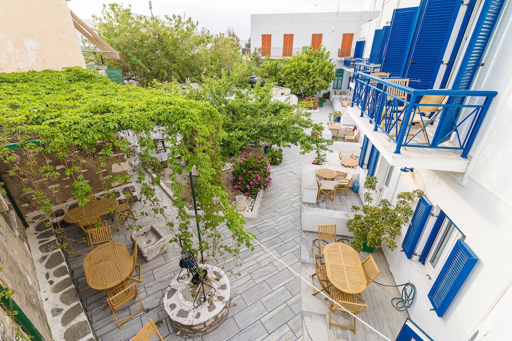 Captain Manolis Hotel - carbon neutral hotel in Paros