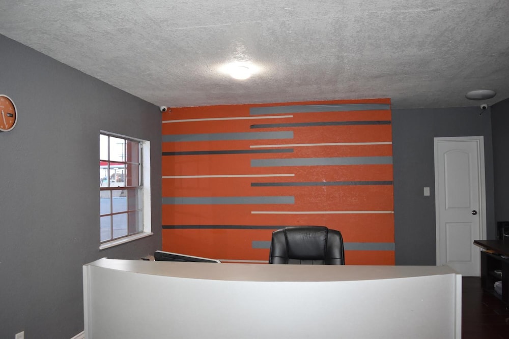 Woodfield Inn & Suites - photo 4