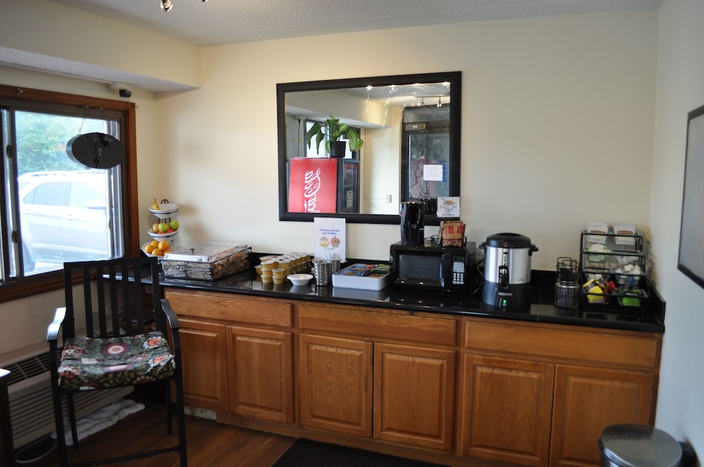 Super 8 by Wyndham Petoskey - photo 15