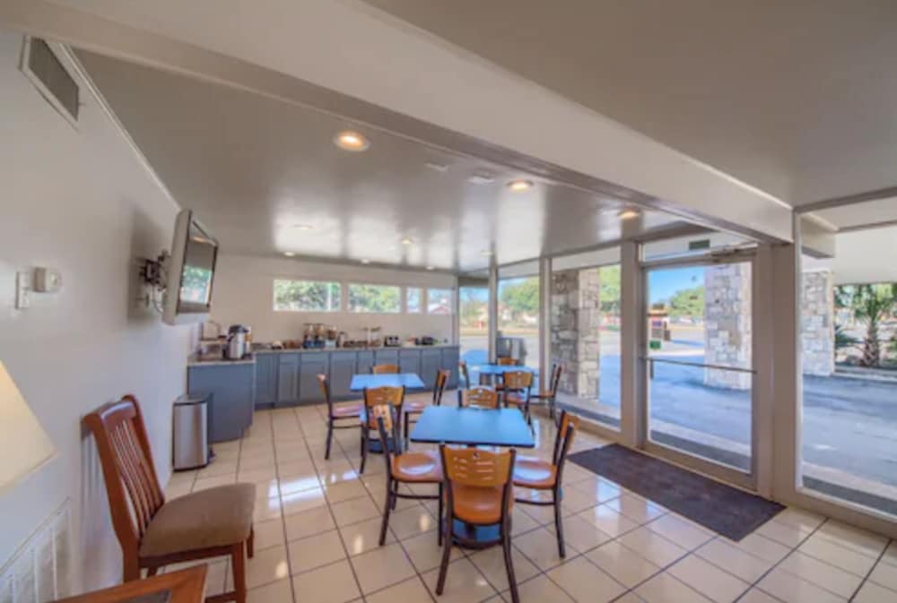 Americas Best Value Inn Uvalde - photo 17