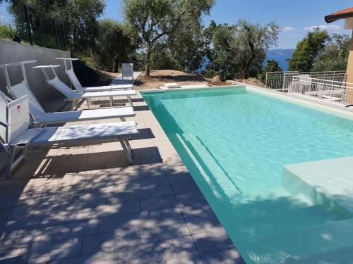 Villa Malù APT Amalia Piscina e vista lago — 4-Star Luxury Hotel in Torri Del Benaco, Italy