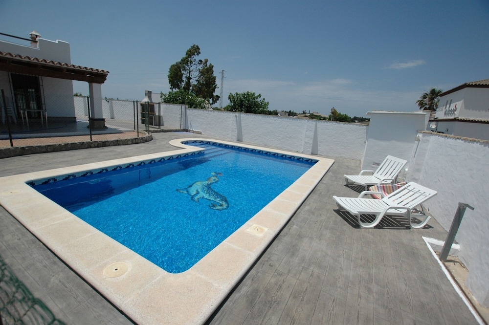 Chalet Arroyo Peñuelas 41 — 4-Star Luxury Hotel in Conil De La Frontera, Spain