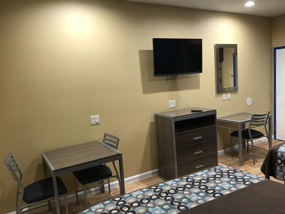 Deluxe Inn & Suites Baytown - photo 3