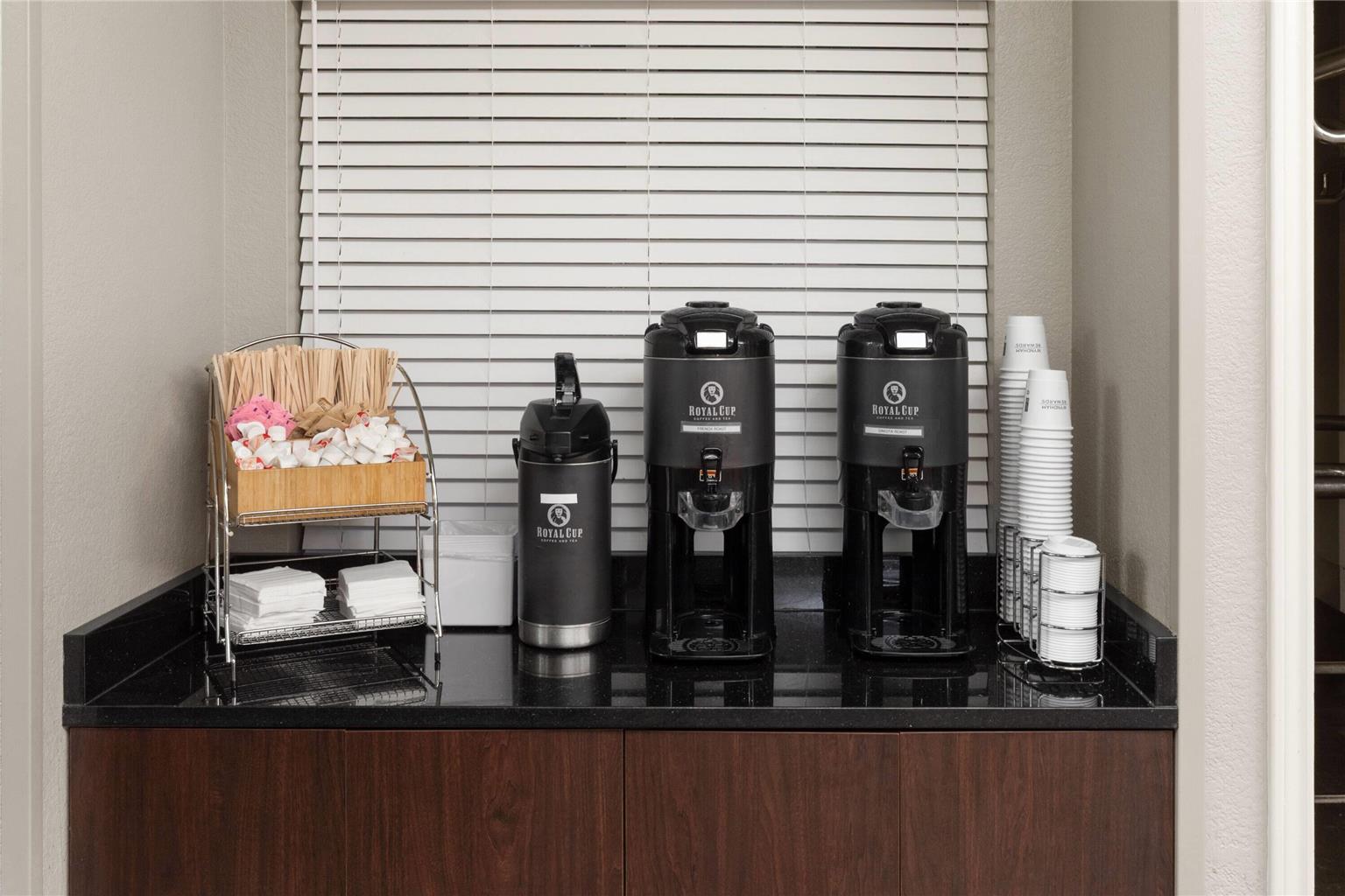 La Quinta Inn & Suites by Wyndham San Antonio Airport - photo 38