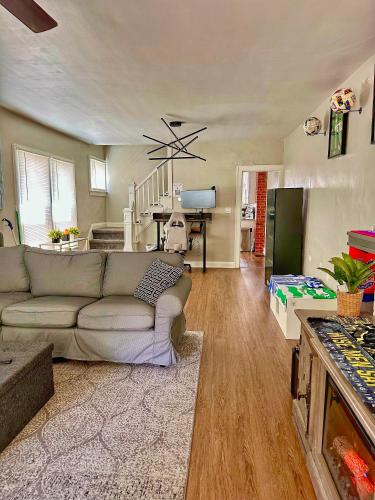 Modern Luxe 3BR 1BA with Bar 9 in Columbus, United States