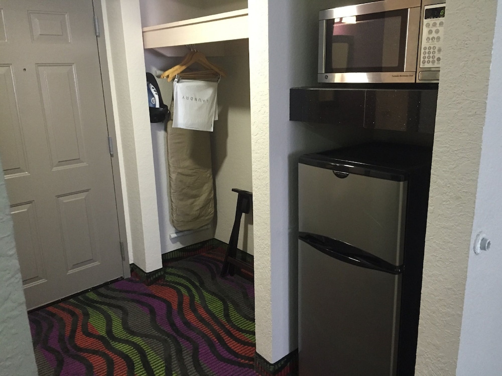 Days Inn & Suites by Wyndham Bonita Springs North Naples - photo 7