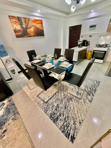 Modern 3 Bedroom Near Malls& City center