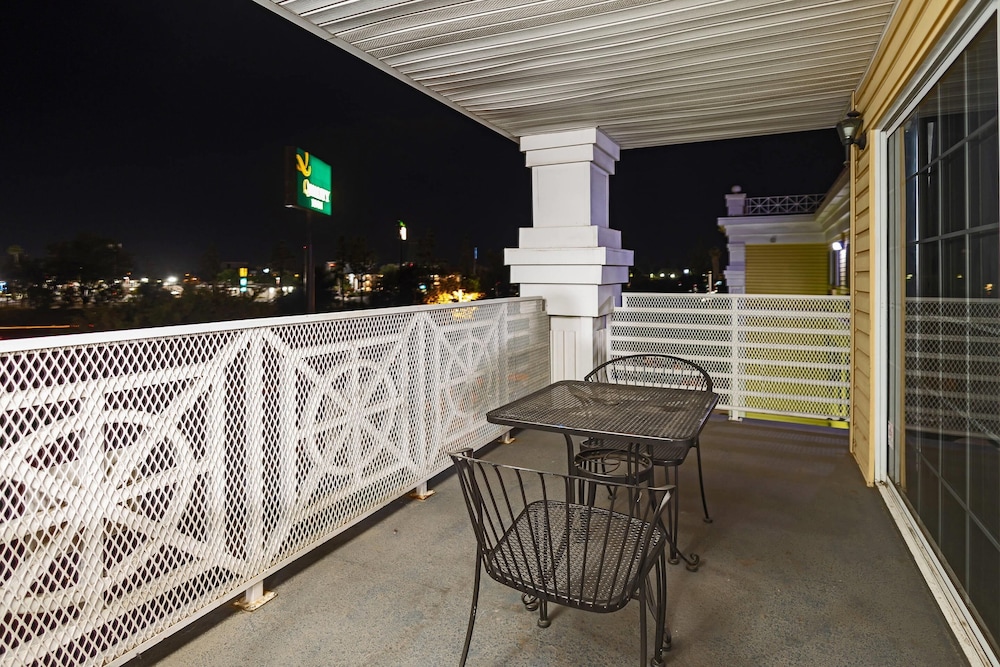Quality Inn & Suites Tulare - photo 11