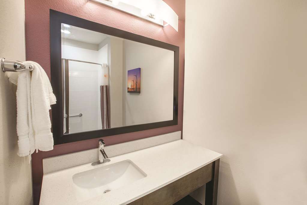 La Quinta Inn & Suites by Wyndham San Marcos Outlet Mall - photo 12