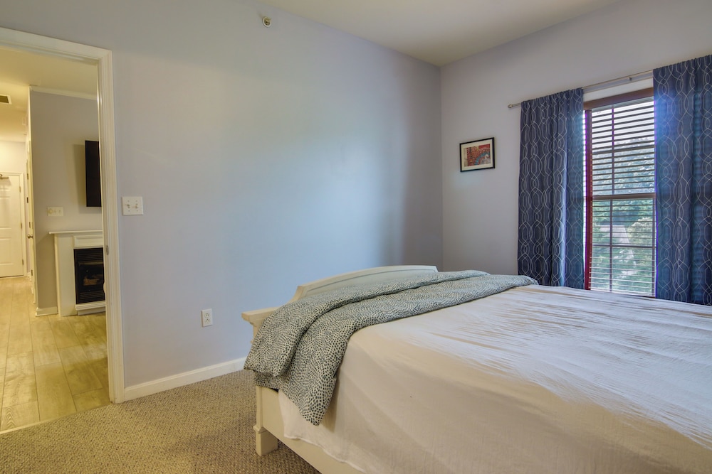 Condo with Pool Access about 2 Mi to Rehoboth Beach — 4-Star Luxury Hotel in Rehoboth Beach, United States