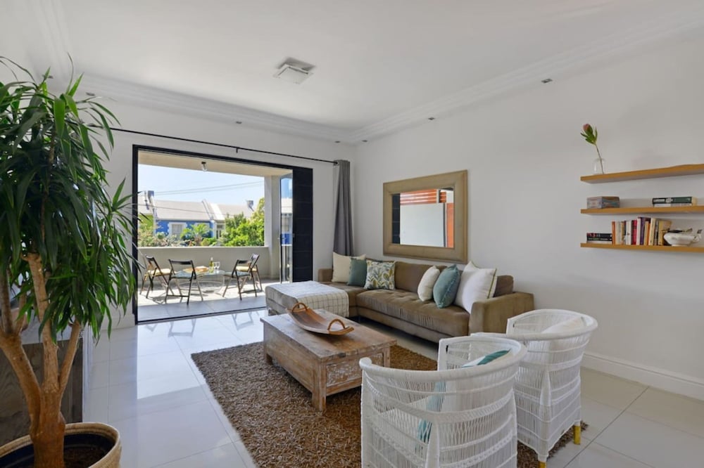 Modern 2 Bed Green Point Haven Stylish & Central — 4-Star Luxury Hotel in Cape Town, South Africa