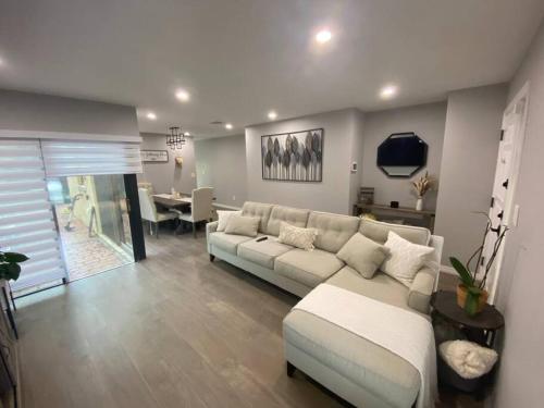 Cozy 2 Bedroom Modern Farmhouse in Miami — 4-Star Luxury Hotel in Tamiami, United States