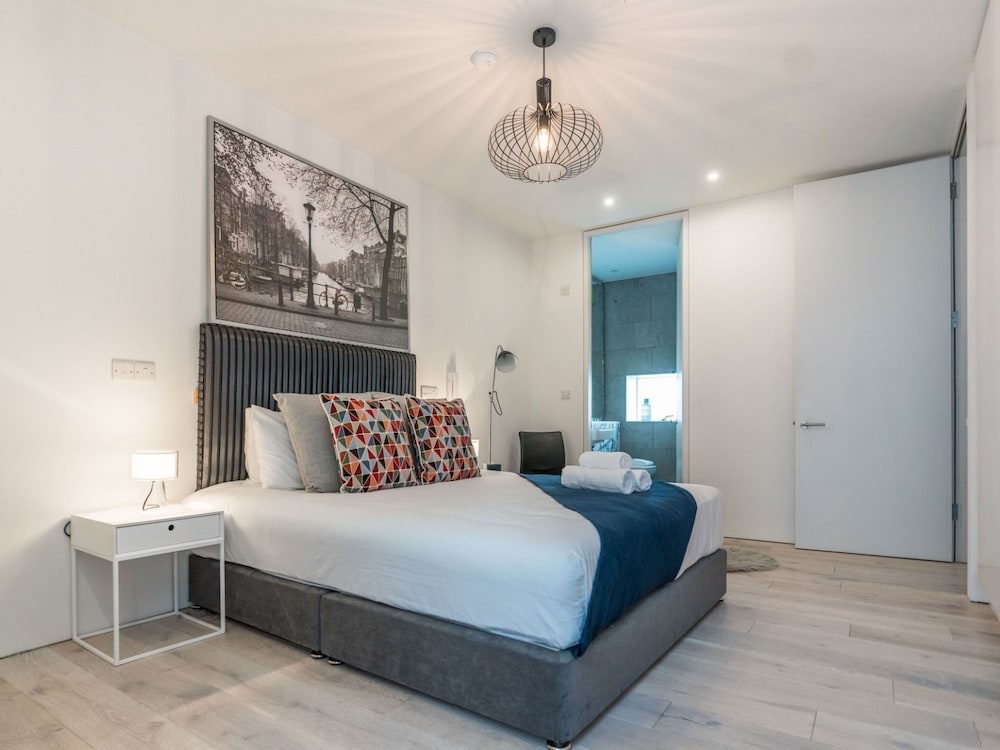 The Phil Lynnot Suite hiphipstay — 4-Star Luxury Hotel in Dublin, Republic of Ireland