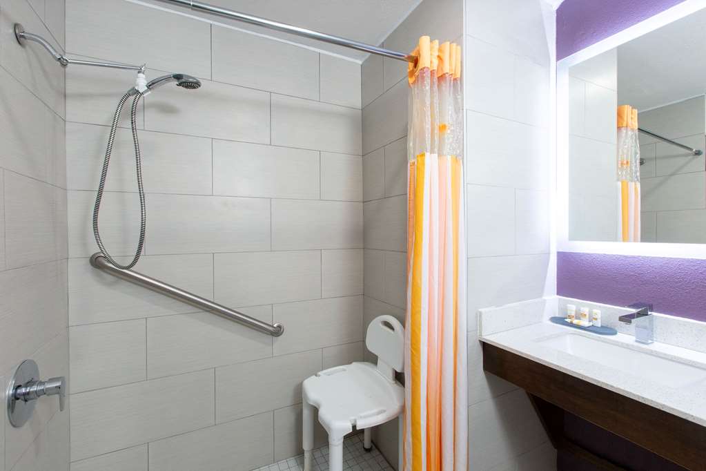 La Quinta Inn & Suites by Wyndham Blue Springs - photo 28