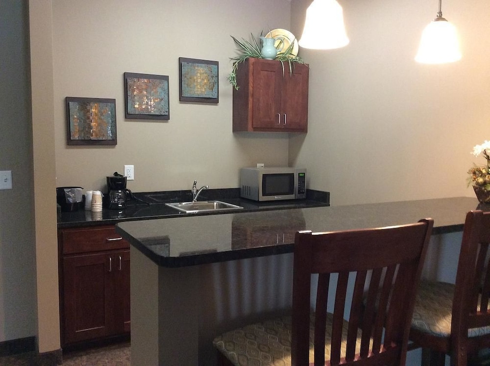 Cardinal Inn & Event Center - photo 8