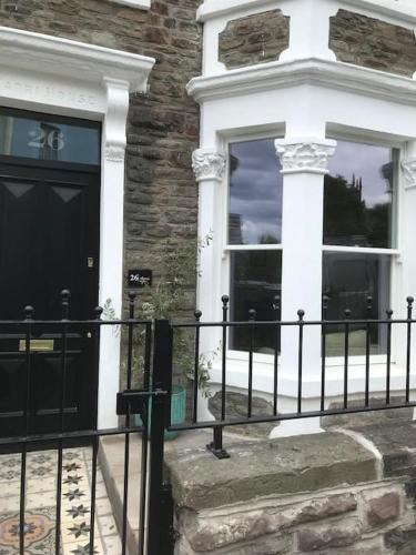 Large newly refurbished house close to harbour Free Parking — 5-Star Luxury Hotel in Bristol, United Kingdom