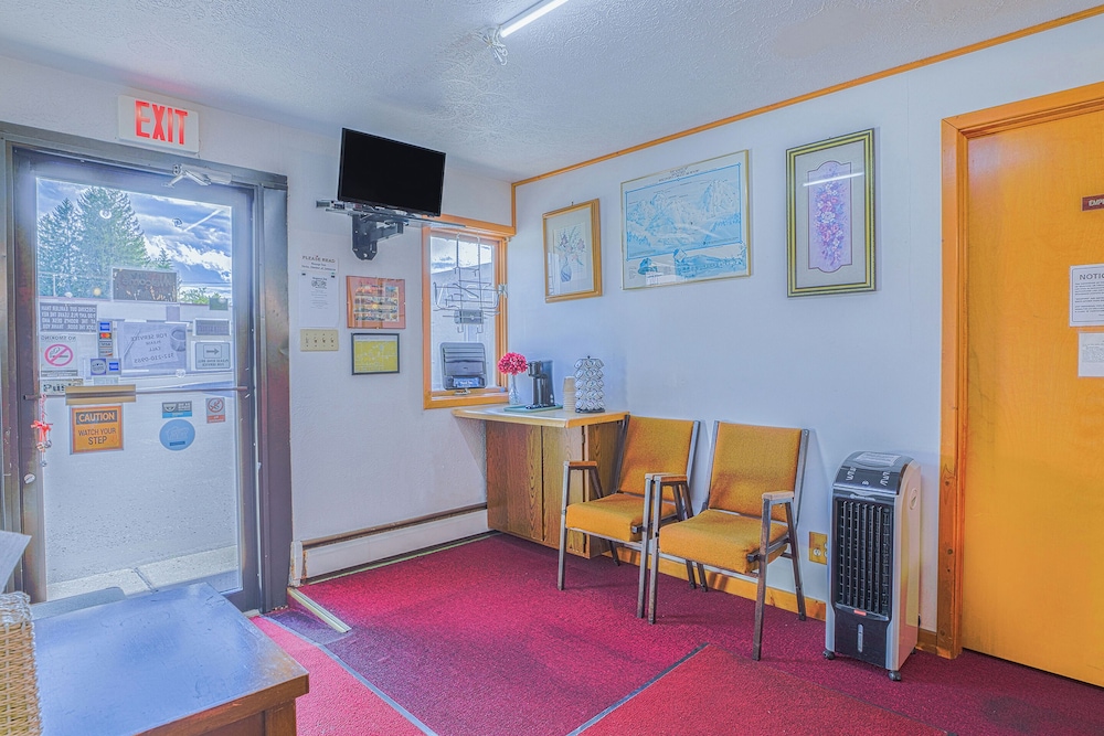 Love Hotels Silver Street by OYO at Hurley WI - photo 2