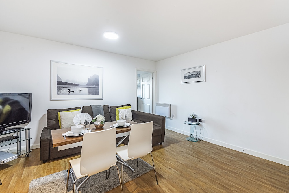 Splendid 3 Bedroom Apartment Marina View — 4-Star Luxury Hotel in London, United Kingdom