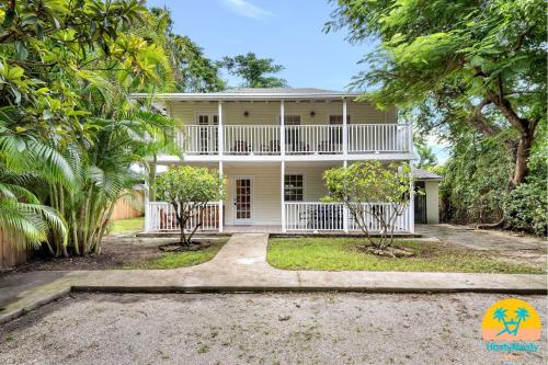 Casa Del Rio 4 Bed 2 Bath Next to River 1826 — 4-Star Luxury Hotel in Miami, United States
