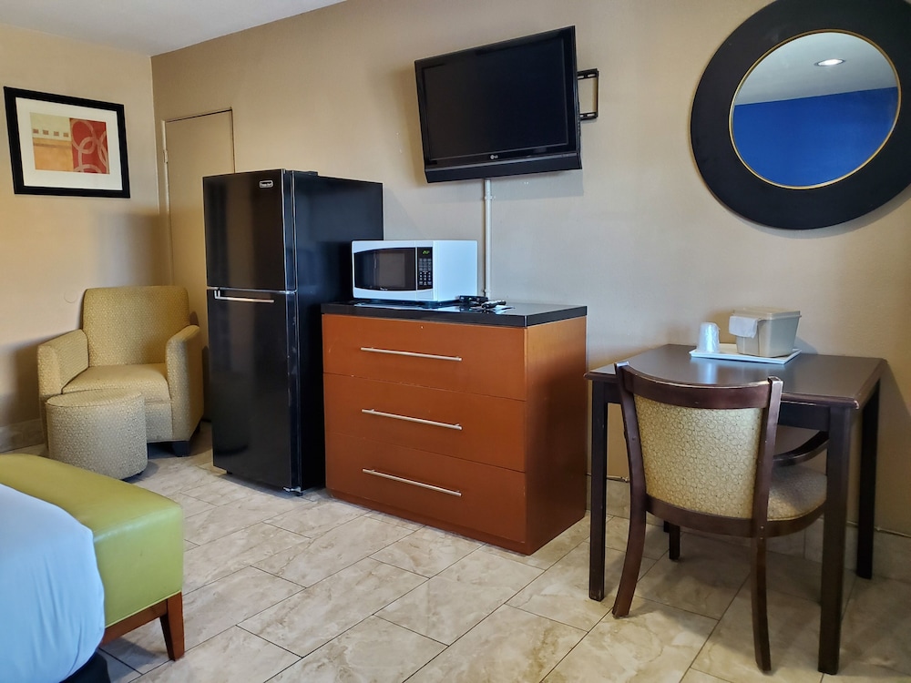 Pinecrest Inn & Suites - photo 22