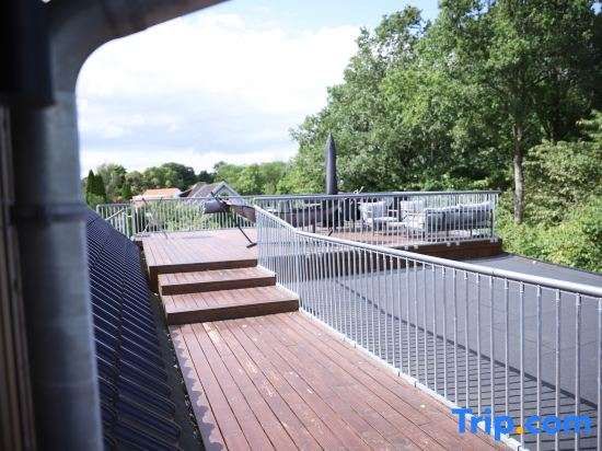 Charming house for 11 persons in Odense with Luxury Rooftop Deck & Free Parking — 4-Star Luxury Hotel in Odense, Denmark