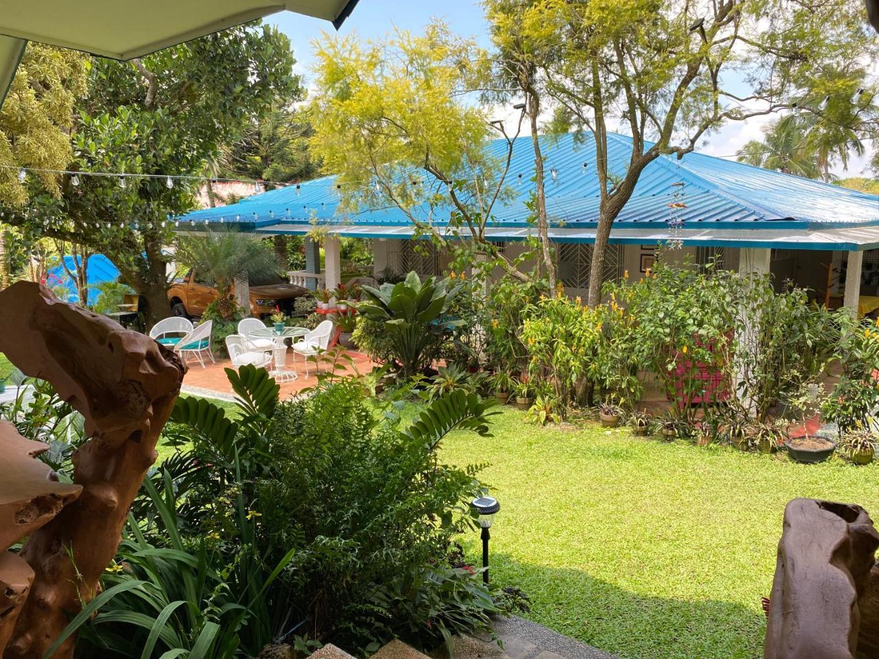 Vacation Garden Home with kiddie pool central aircon Netflix billiards table tennis and karaoke — 4-Star Luxury Hotel in Cavite, Philippines