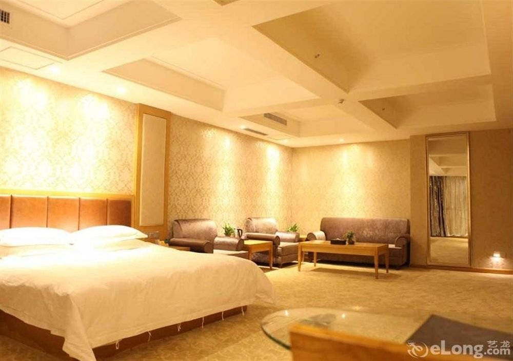 Huadong Hotel — hotel in Qitai
