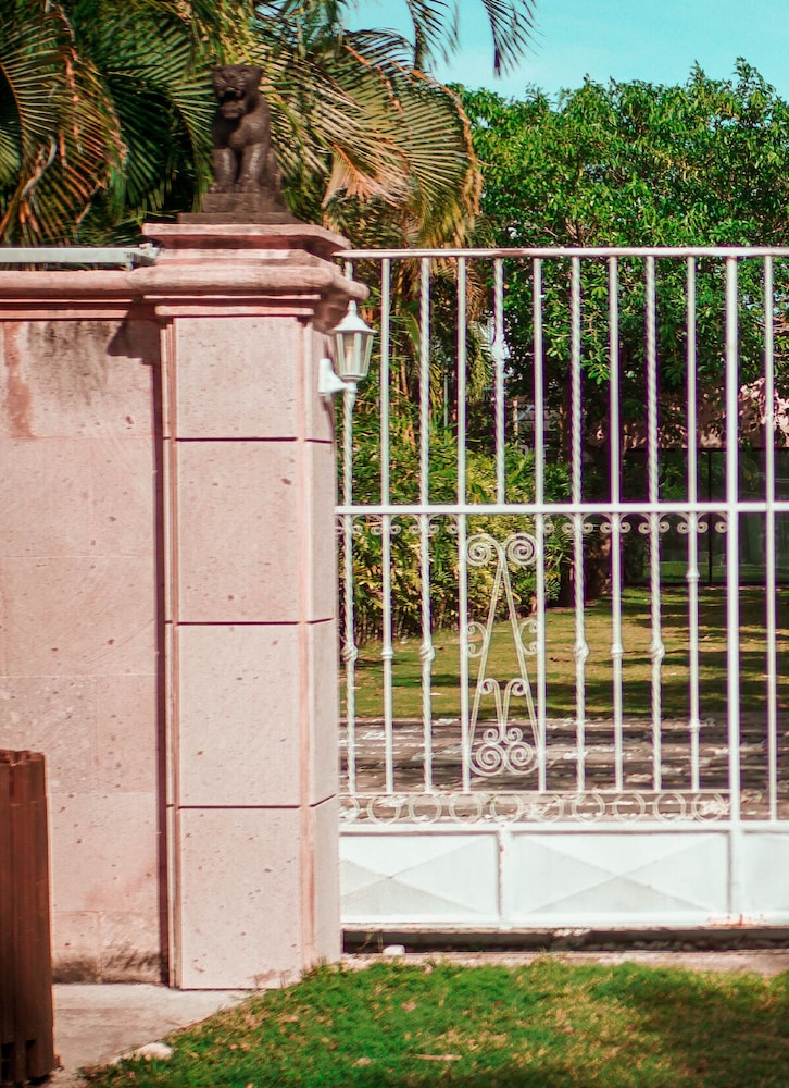 Villa Aguiluchos — 4-Star Luxury Hotel in Chetumal, Mexico