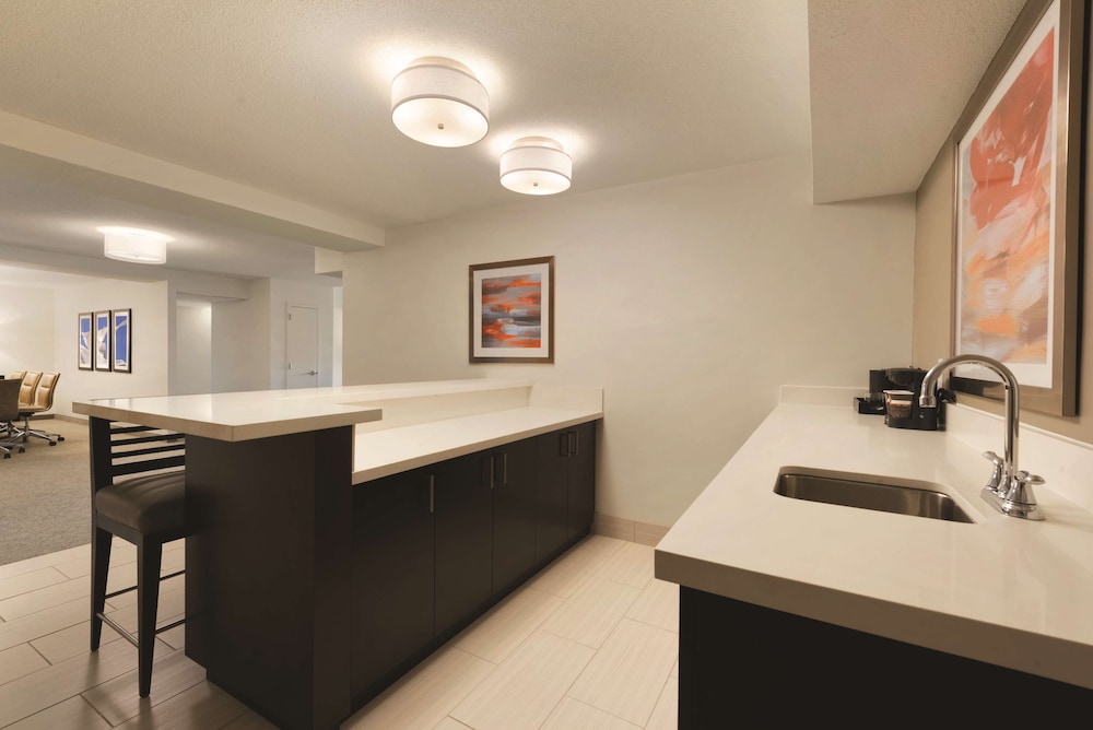 Embassy Suites by Hilton Milwaukee Brookfield - photo 29