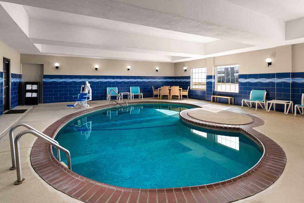 La Quinta Inn & Suites by Wyndham Denton University Drive - photo 8