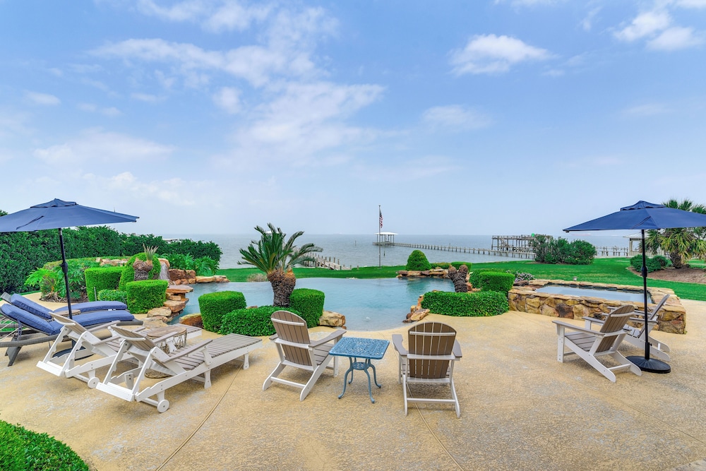 Private Dock and Pier Luxe Villa on Galveston Bay — 4-Star Luxury Hotel in San Leon, United States