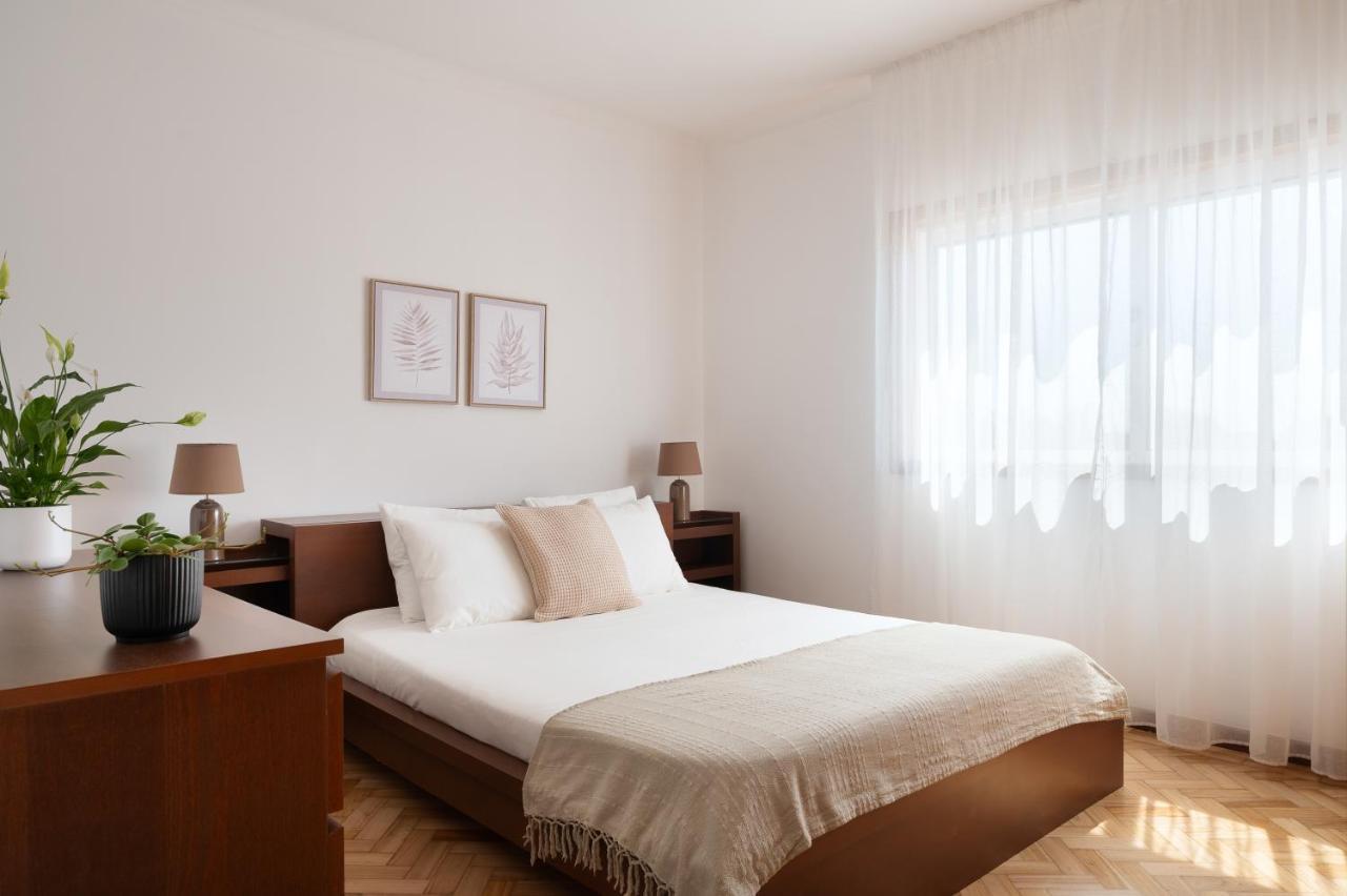 KING SIZE Bed with Air Conditioning near the BEACH & FREE Street Parking — 4-Star Luxury Hotel in Canidelo, Portugal