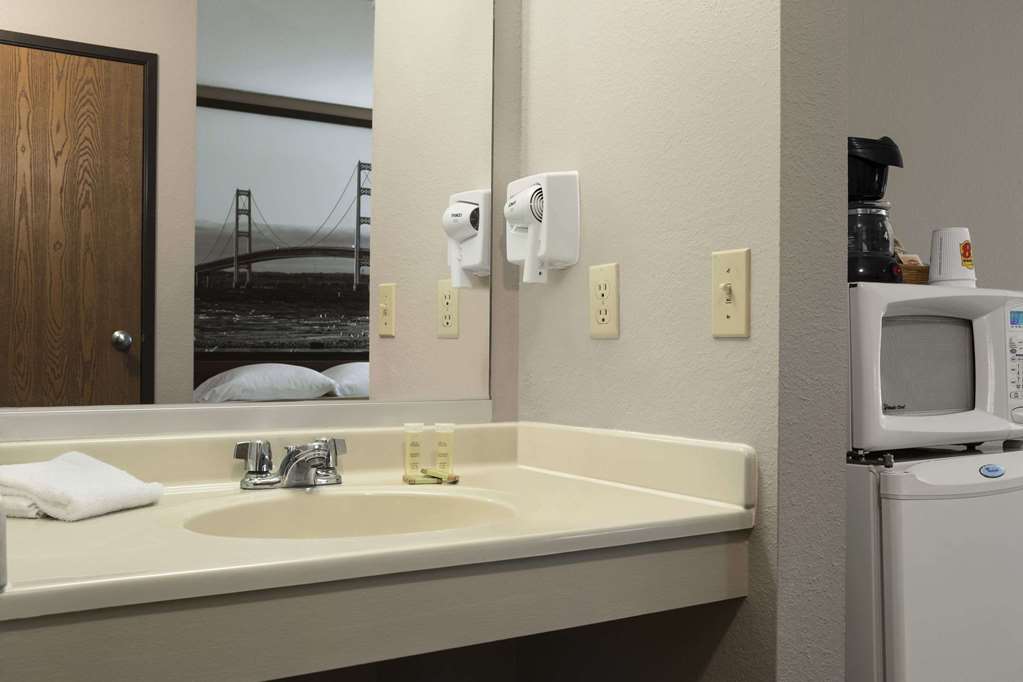 Super 8 by Wyndham Manistee - photo 10