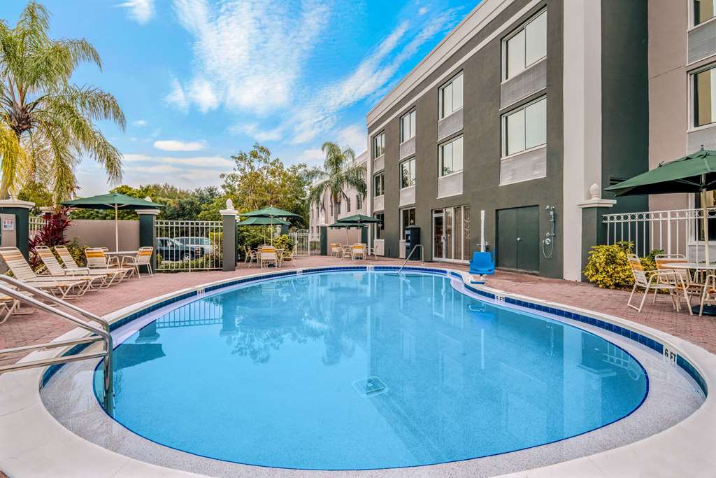 La Quinta Inn & Suites by Wyndham Naples Downtown - photo 8